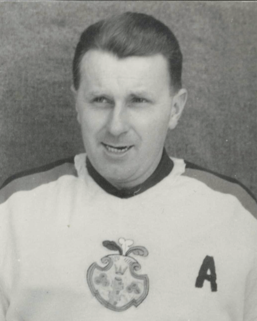 Zden�k Uhl��, legend�rn� t�ebechovick� hokejista s ��slem 14